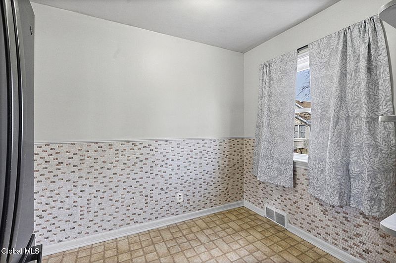 5th image of 1815 Curry Road