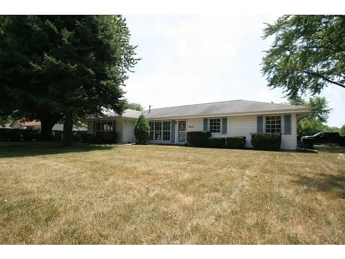 23339 W Leach Dr photo 1