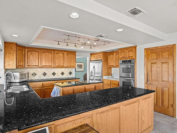 5th image of 15870 Calumet Ct