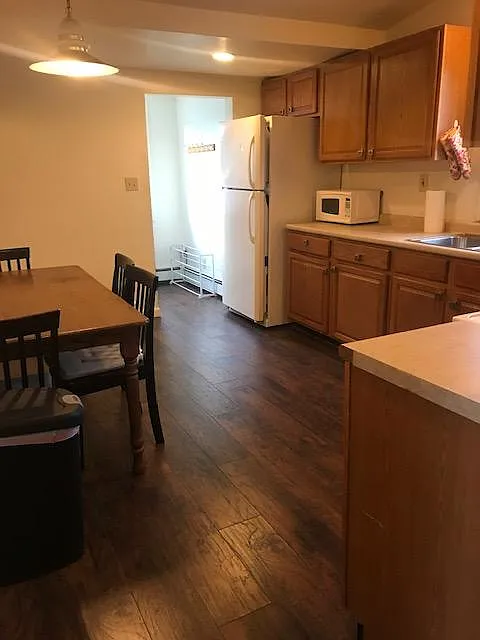 3 bed, 1200 sqft, $2,700 — Photo 2