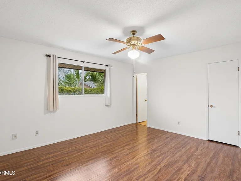 1014 E Balboa Cir — Photo 14