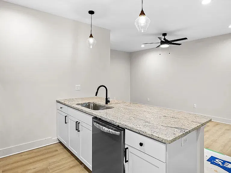 3 bed, 1046 sqft, $2,200 — Photo 3