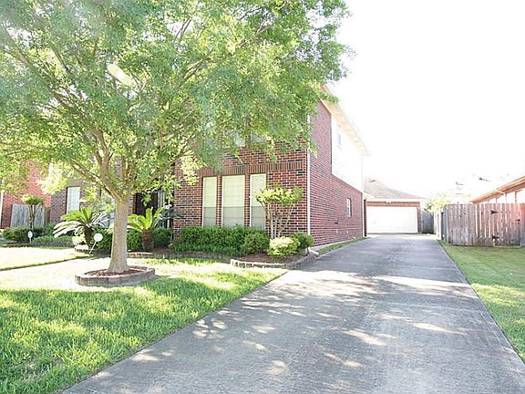 DETACHED GARAGE W/ A LONG DRIVEWAY