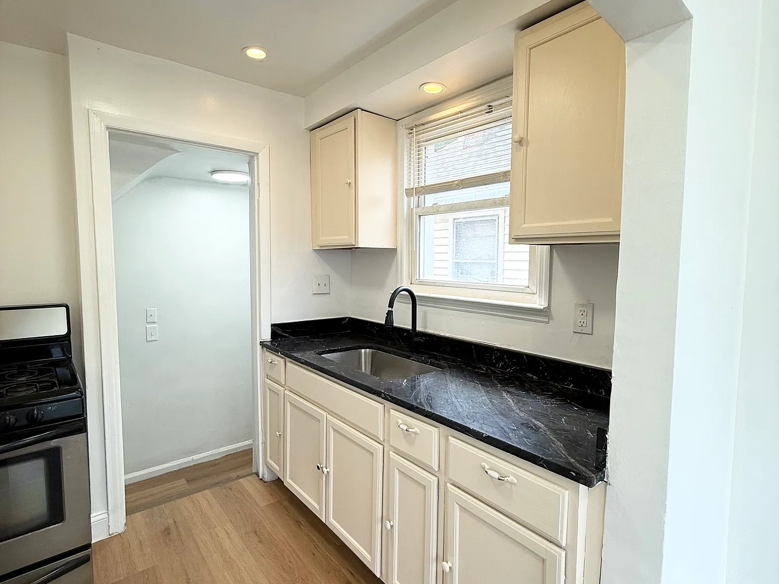 3 bed, 1000 sqft, $1,400 — Photo 4