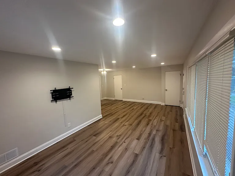 1016 Deerfield Rd #1A — Photo 2