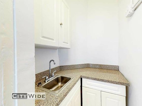 3rd image of 1043 Lexington Ave #3RW