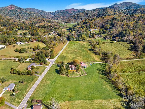 3rd image of 22 Mountain Spring Ln