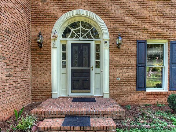 3rd image of 521 Belgrave Ln