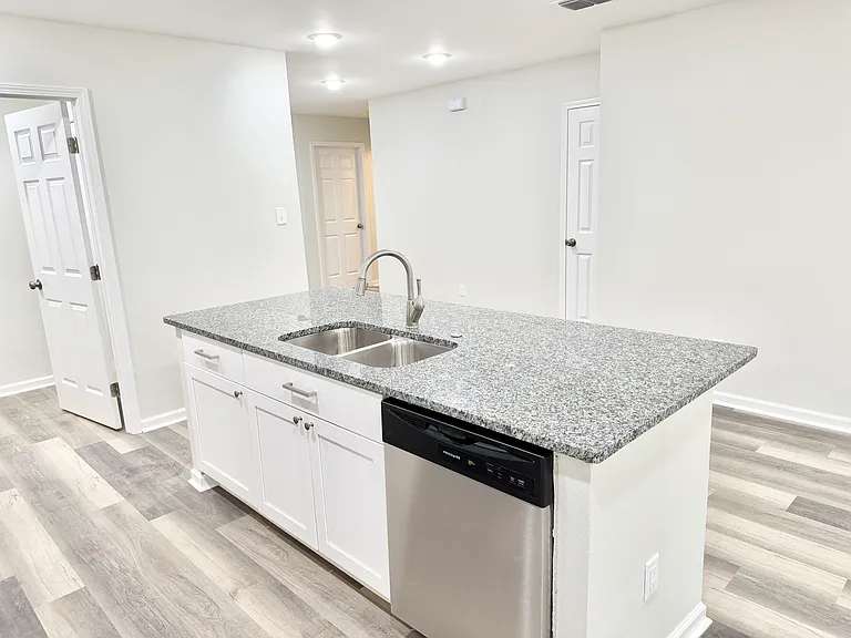 502 W Jeanette Ave — Photo 4