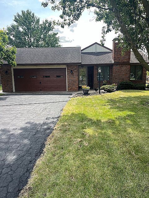 1st image of 115 E Laura Ln