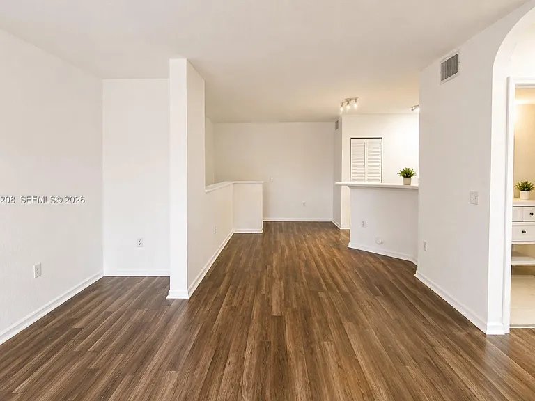 1002 Belmont Ln #1002 — Photo 5
