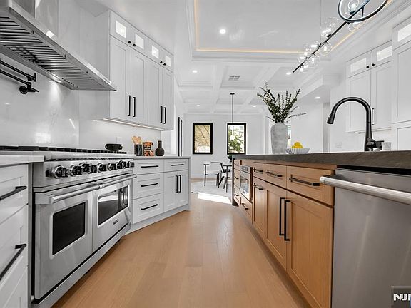 5th image of 829 Boulevard
