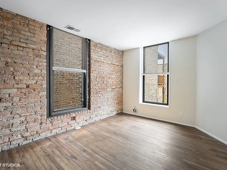 600-06 W Surf St — Photo 12