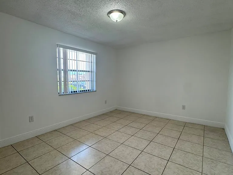 1130 W 37th St #1 — Photo 14