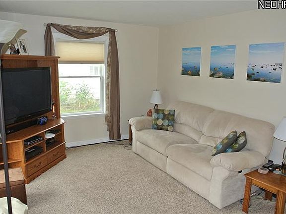 2nd image of 3252 Oakwood Dr