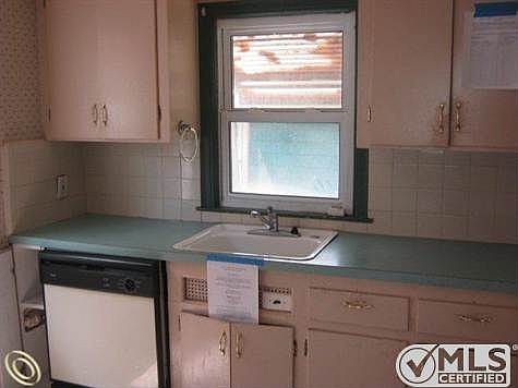 261-887241 Kitchen 1.JPG