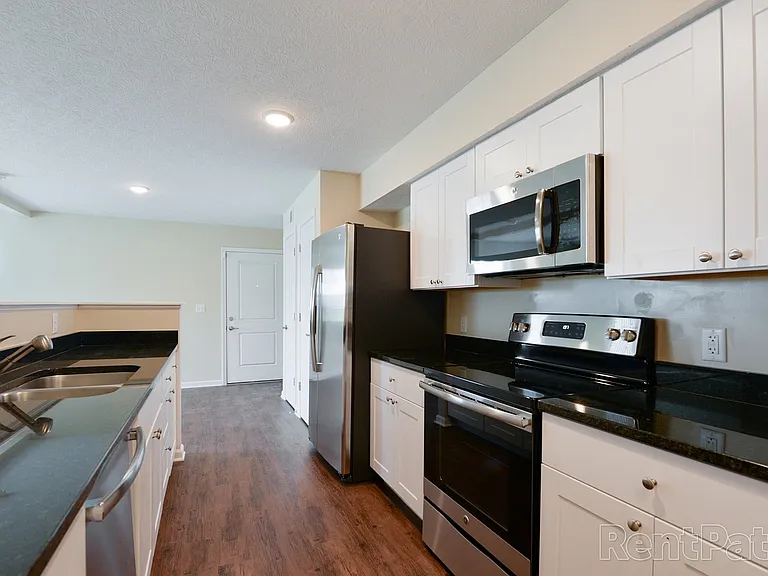 Latham Apartments — Photo 71