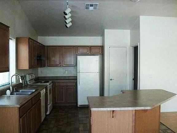 4th image of 4018 E La Salle St
