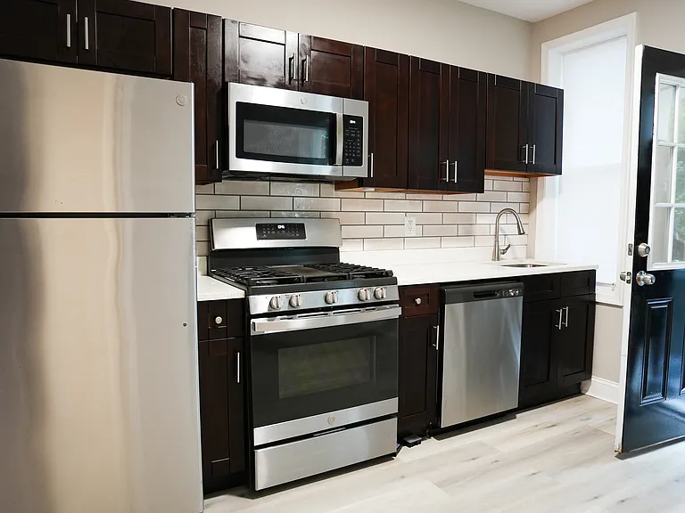 527 Chateau Ave — Photo 3