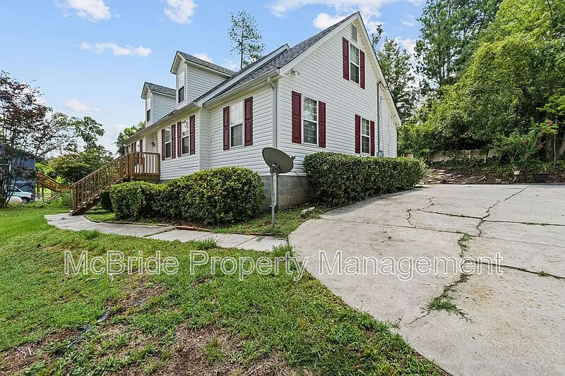 3 bed, 2.0 bath, 2140 sqft, $1,695 — Photo 2