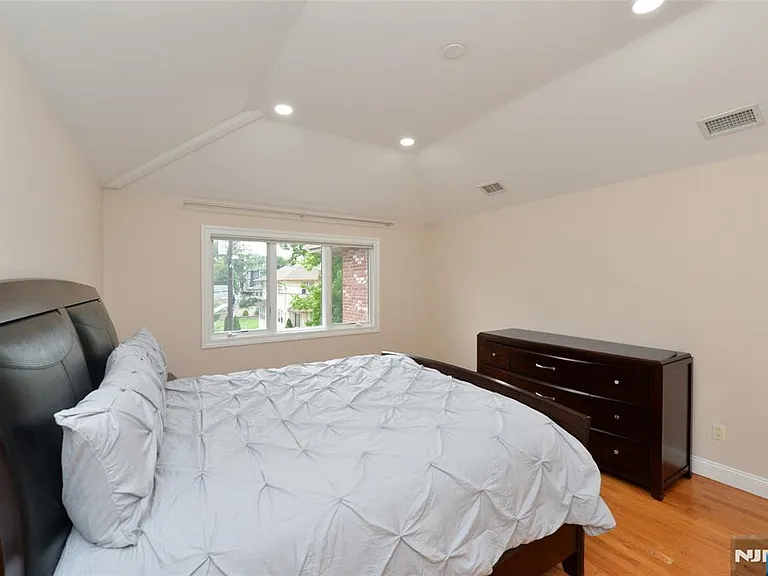 1056 Edgewood Ln — Photo 24