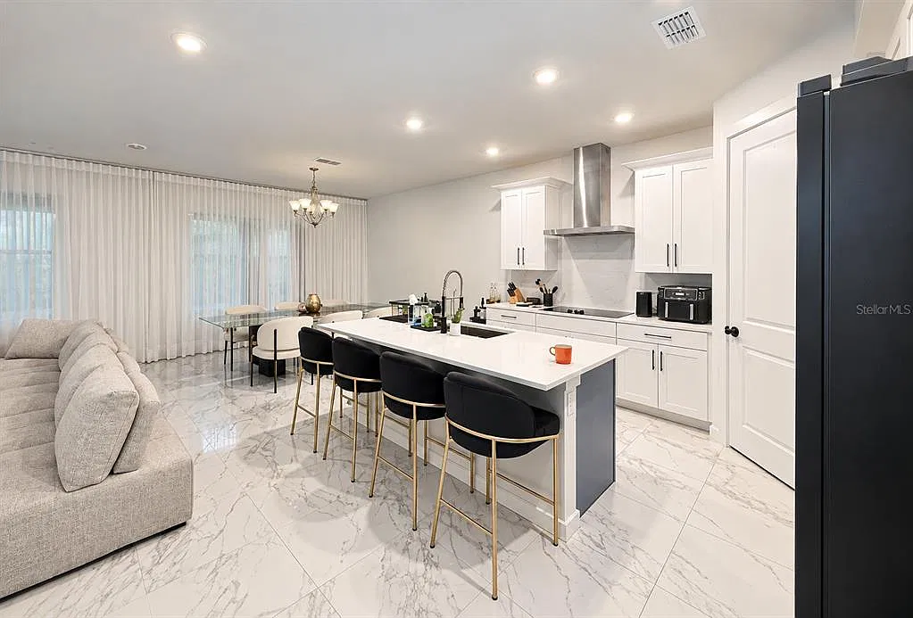 5 bed, 3.0 bath, 2811 sqft, $3,890 — Photo 3