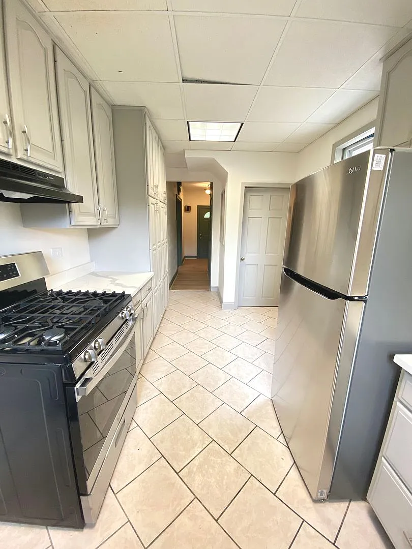 3 Bed/1 Bath Home in Beechview with Bonus Room-Convenient to Downtown! Available October! — Photo 2