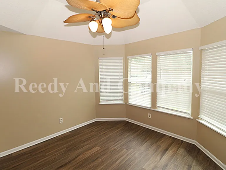 5961 Kentwood Dr — Photo 9