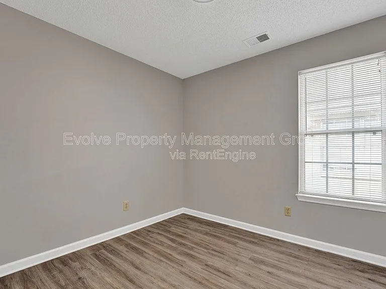3014 Meadows Ln — Photo 4