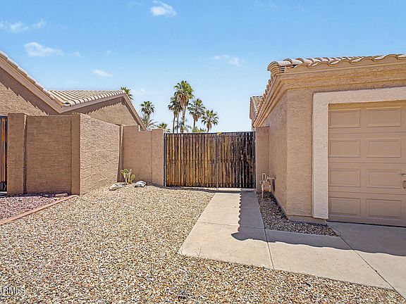 4th image of 649 W MUIRWOOD Drive