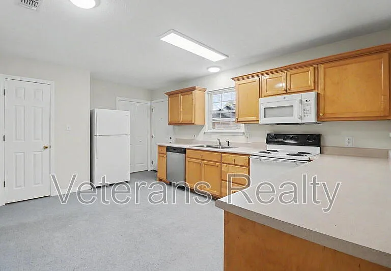 3001 Lamont Rd — Photo 6