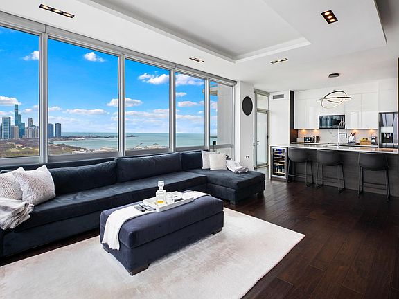 4th image of 1629 S Prairie Ave #3011