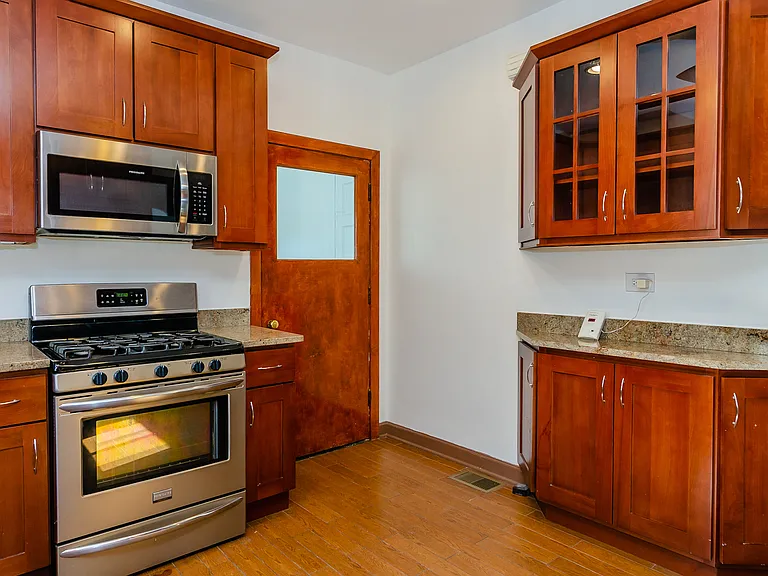 1033 Hayes Ave — Photo 6