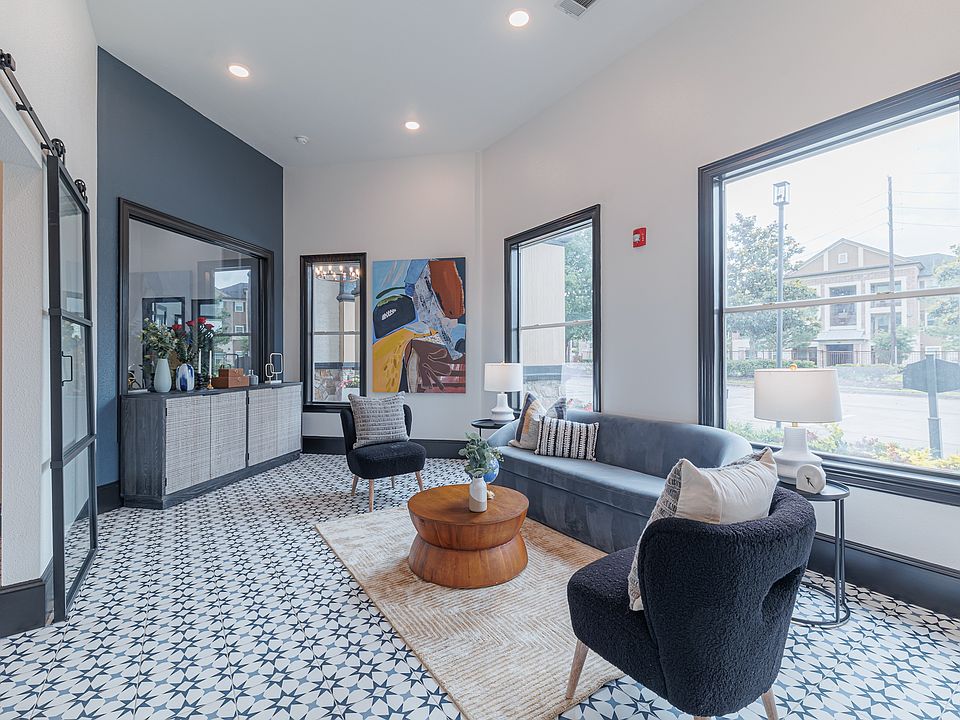 Clubhouse with coffee bar and business center