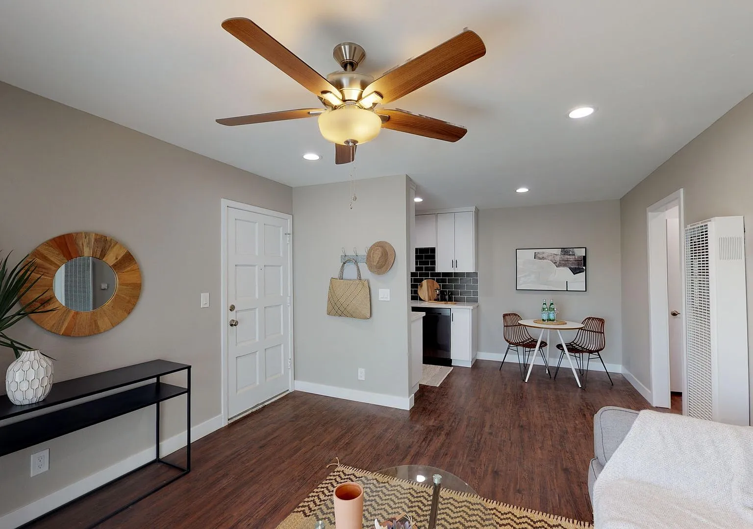 The Hideaway — Photo 2