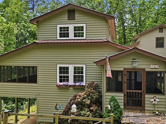2nd image of 946 Laurel Cir