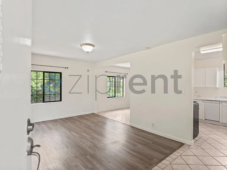 728 E 24th St #728 — Photo 2