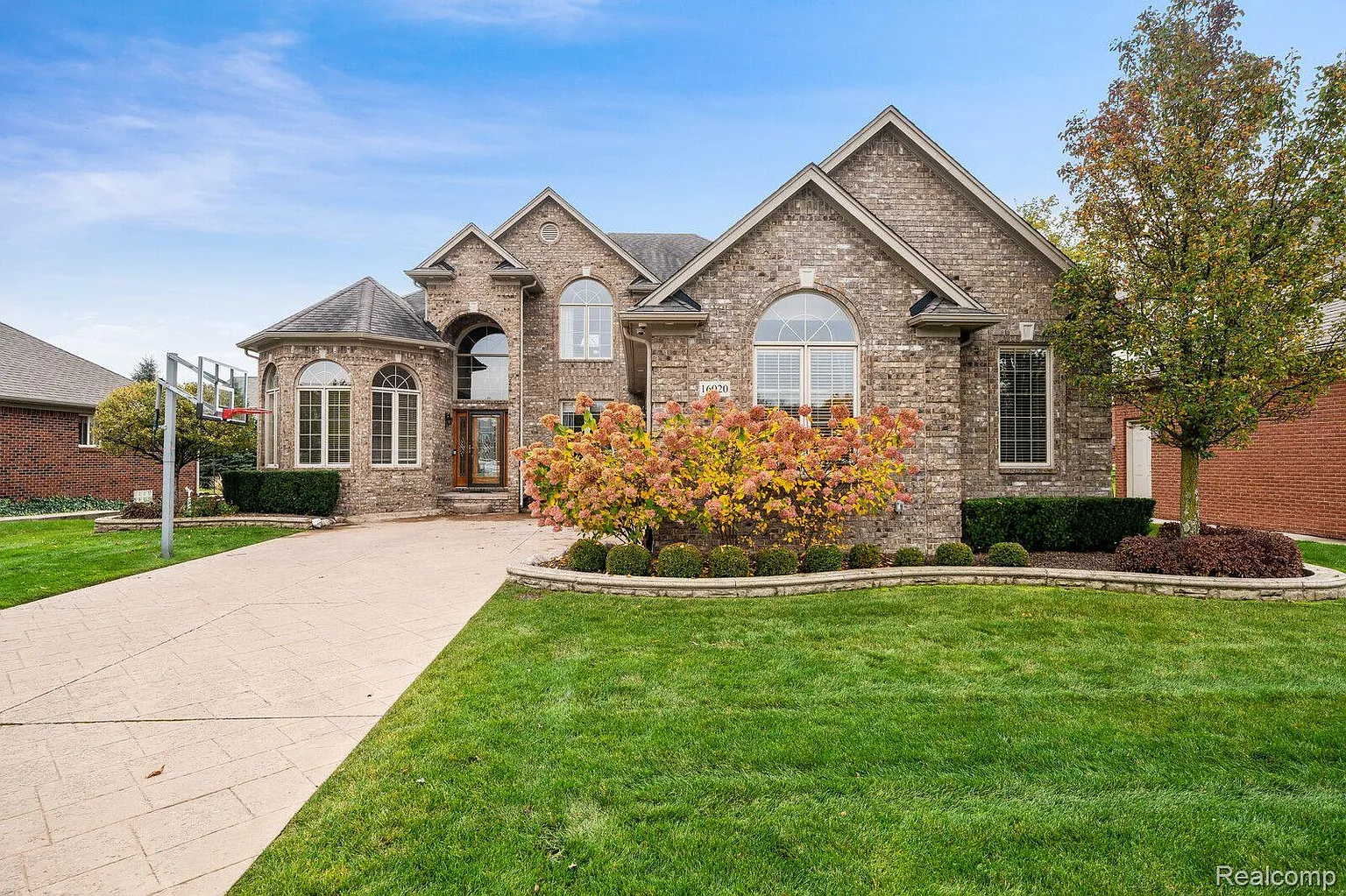 16020 Kingsway Dr photo 1