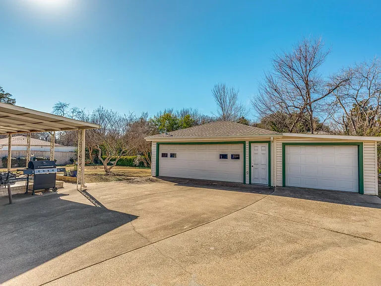 8355 Lullwater Dr — Photo 8