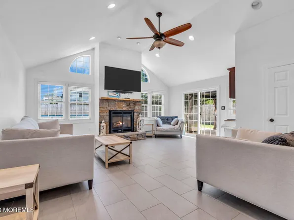 85 Roosevelt Circle E, Red Bank, NJ 07701