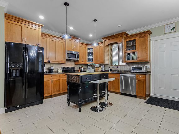 5th image of 46225 Kermode Cres