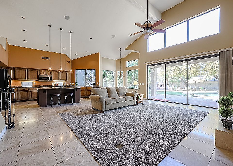 1st image of 672 W Honeysuckle Dr