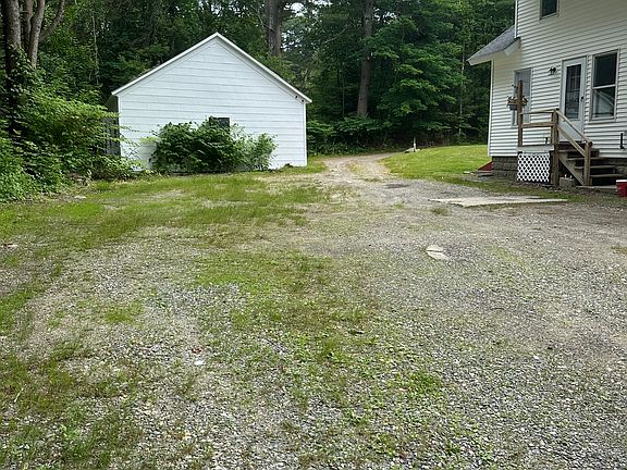 Double entry driveway with ample parking spaces.