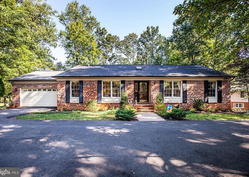 Beautiful brick rambler on TWO golf course lots.