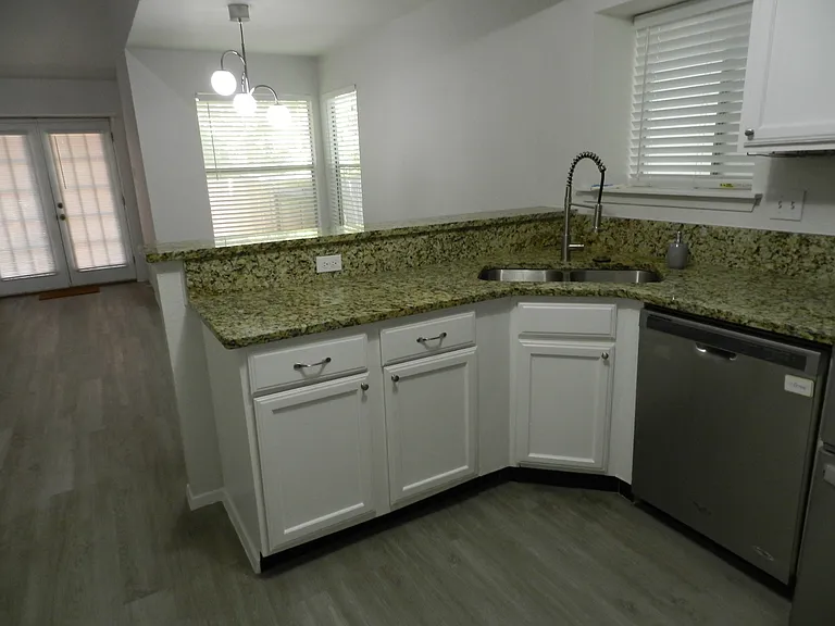 4100 Adelphi Ln #B — Photo 8