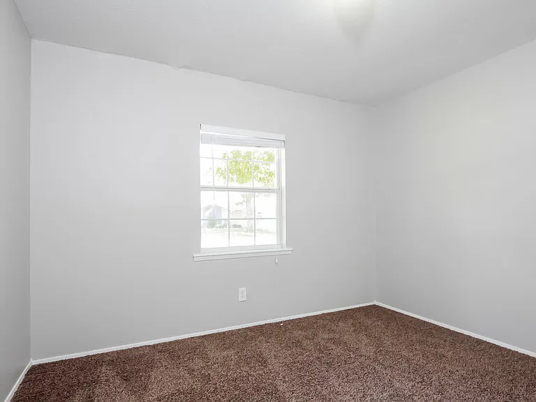 1050 Brownwood Dr — Photo 11