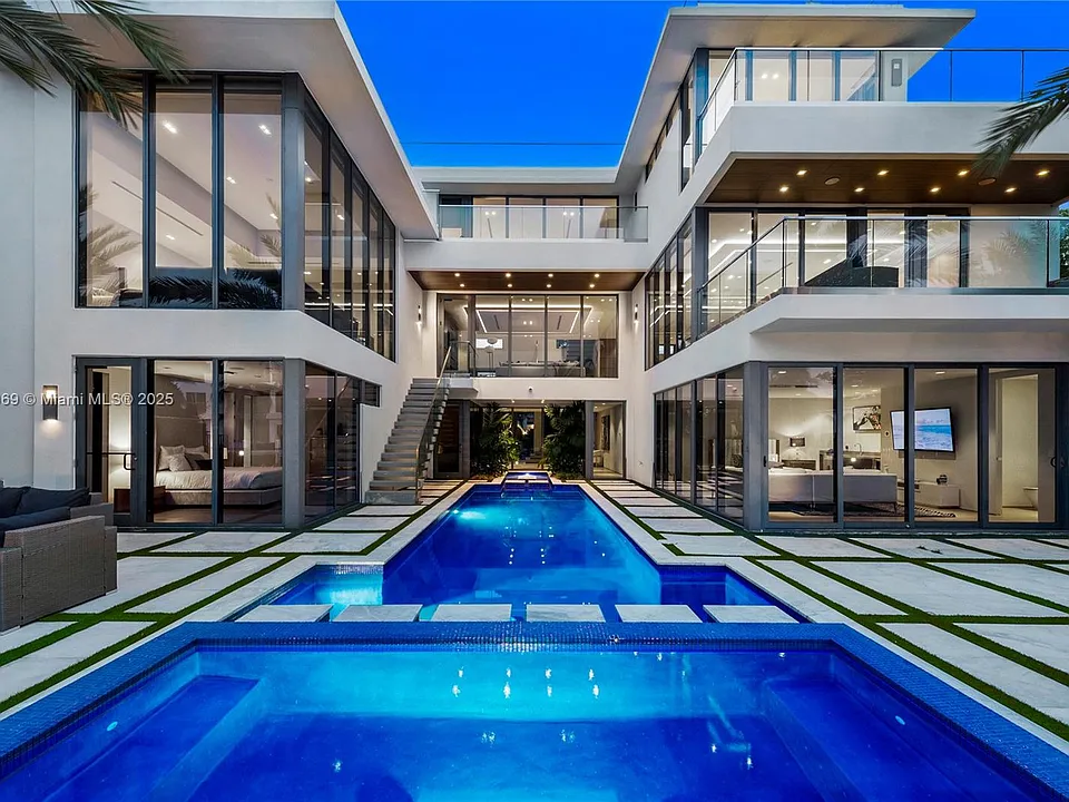 440 Mola Ave
