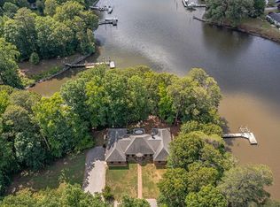 57 Mariners Watch Ln, Kilmarnock, VA 22482