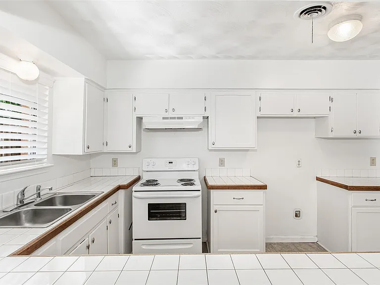 11050 Wyatt St — Photo 13