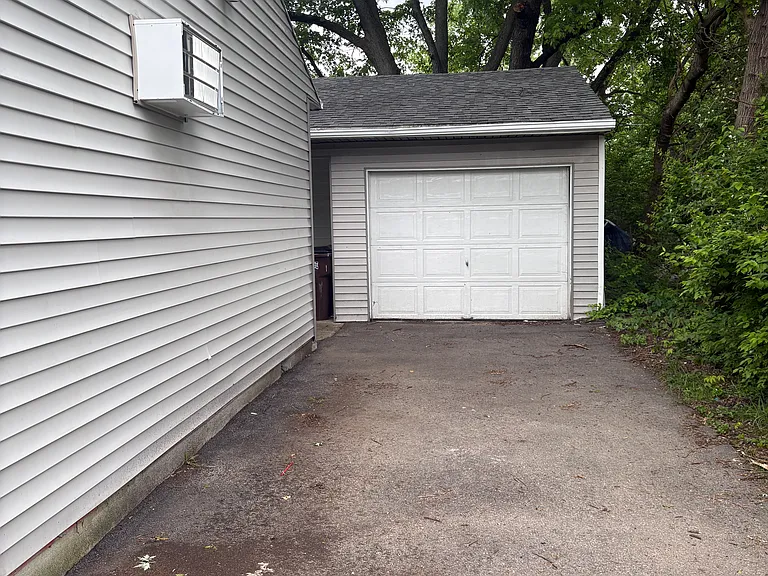 1 Car Garage